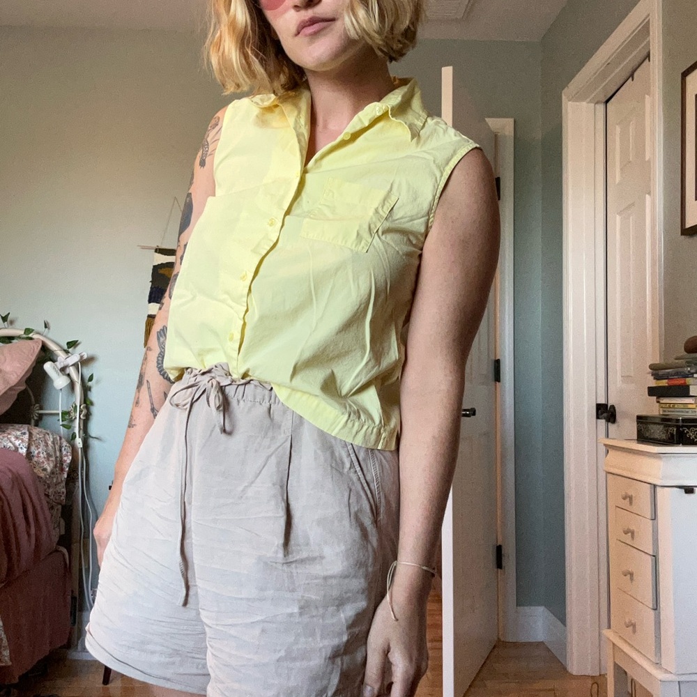 Cute 90s vibes sleeveless button up.